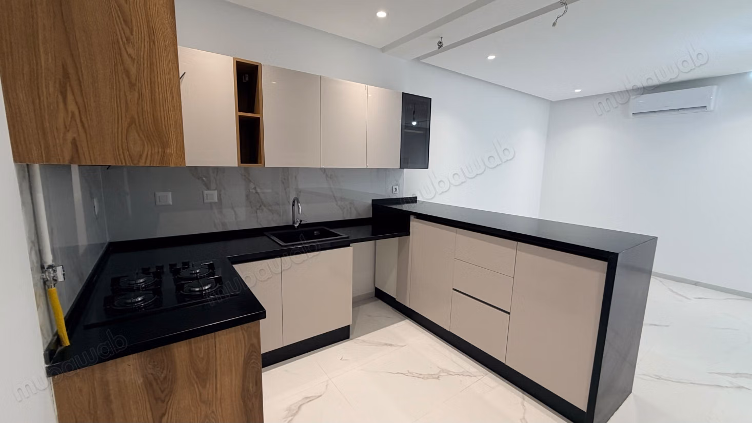  S1 À LOUER – NOUVELLE SOUKRA  Jamais habité – Haut standing  Nouvelle Soukra ️ S1 moderne et lumineux ️ Kitchenette équipée  Résidence récente et sécurisée  Loyer: 1 200 DT  Contact: 51 262 715