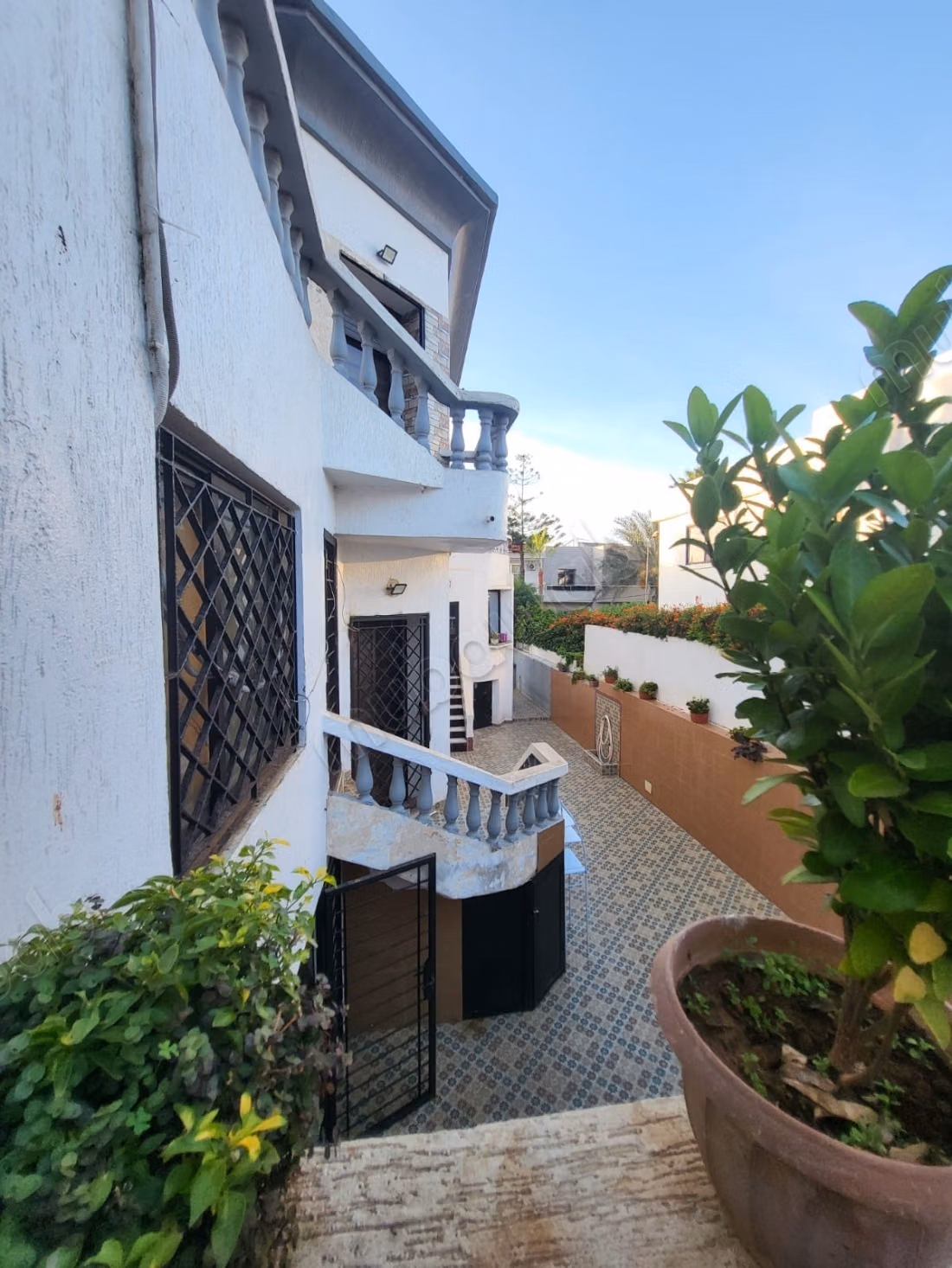 Splendid villa for sale in Harhoura. 8 large rooms. Beautiful terrace and garden