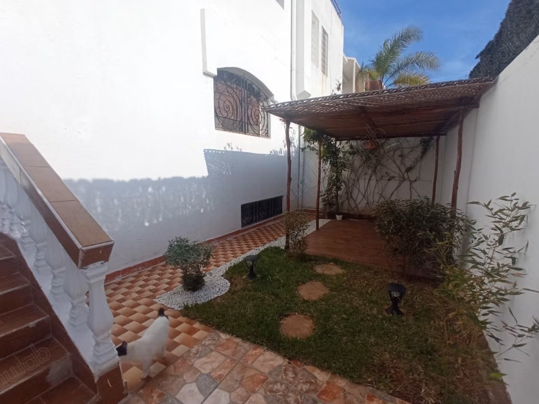 Luxe villa te huur in Harhoura. 8 comfortabele kamers. Inbraakwerende deur, Marokkaanse lounge