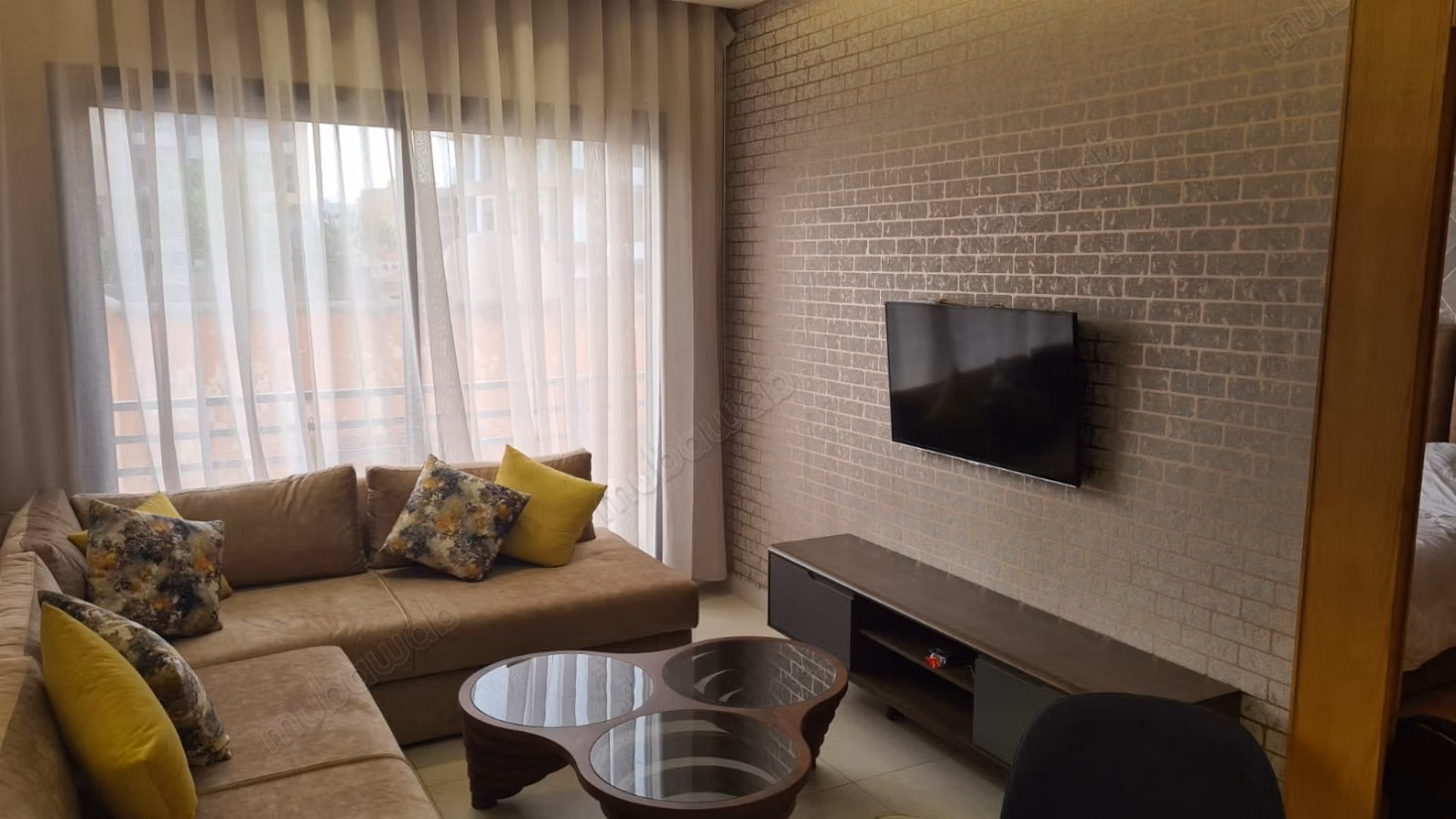 Affitto di un appartamento a La Gironde. Superficie di 95 m². Arredato