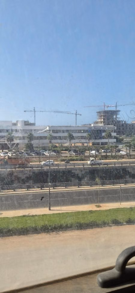 Bellissimi uffici in affitto a Oulfa. Superficie 150 m². Riscaldamento centralizzato e porta blindata