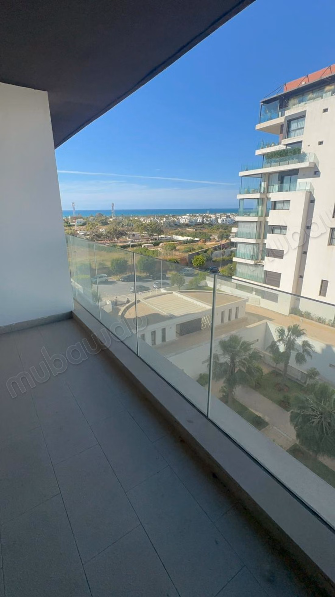 Prachtig appartement te huur in Ain Diab. 3 grote kamers. Residentie met conciërge, algemene airconditioning.