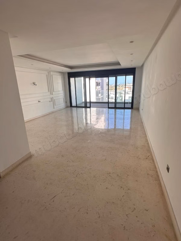 Prachtig appartement te huur in Ain Diab. 3 grote kamers. Residentie met conciërge, algemene airconditioning.