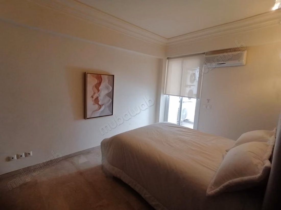 Louez cet appartement résidence les champs danfa à Anfa Supérieur. Surface totale 280 m². Bien meublé