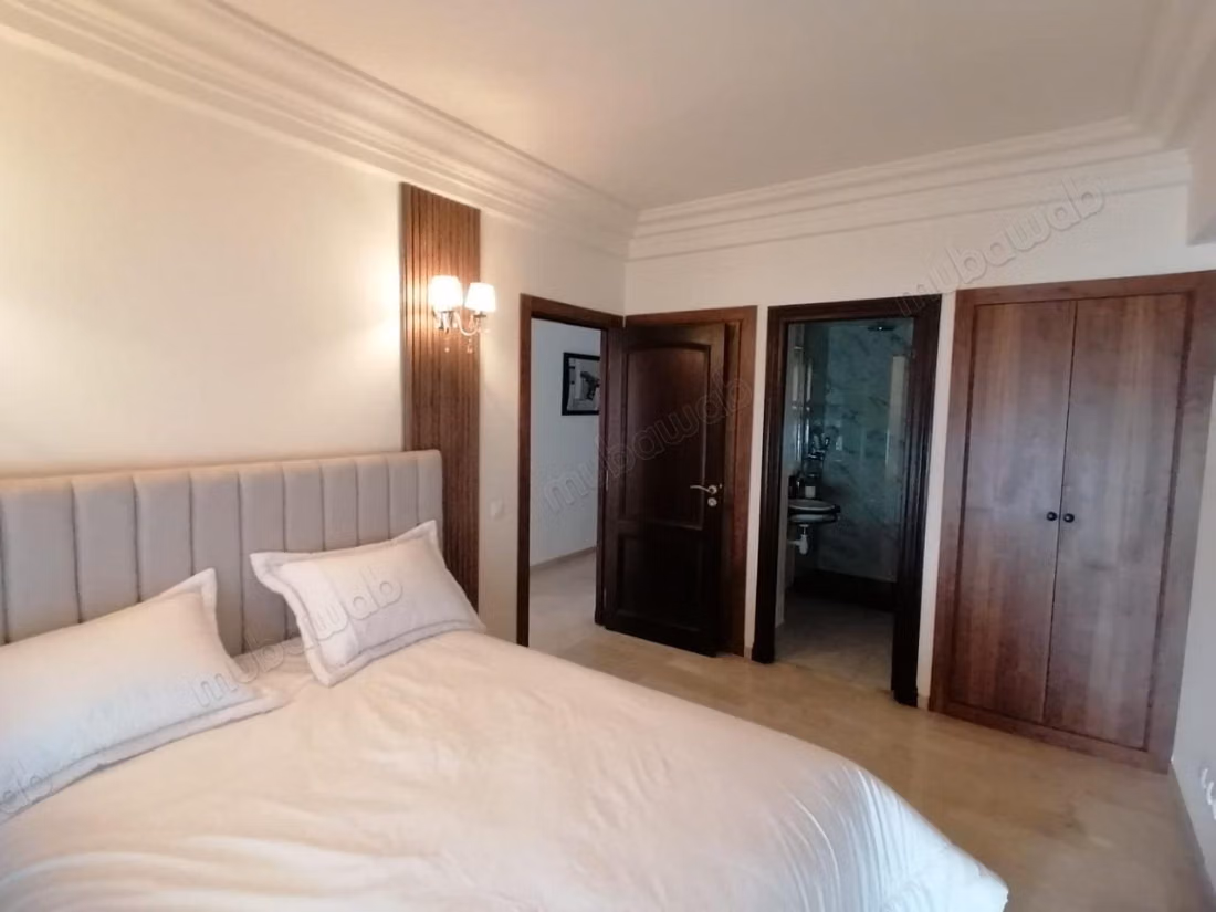 Louez cet appartement résidence les champs danfa à Anfa Supérieur. Surface totale 280 m². Bien meublé
