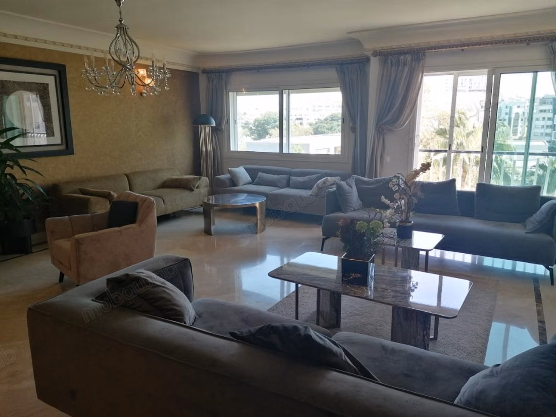 Louez cet appartement résidence les champs danfa à Anfa Supérieur. Surface totale 280 m². Bien meublé