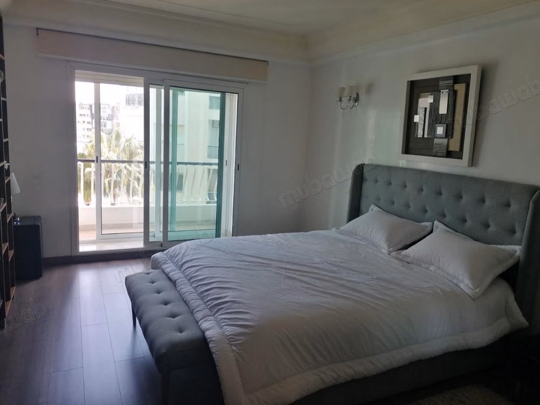 Louez cet appartement résidence les champs danfa à Anfa Supérieur. Surface totale 280 m². Bien meublé