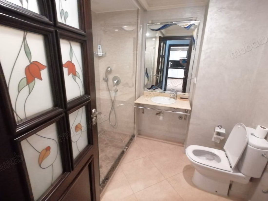 Louez cet appartement résidence les champs danfa à Anfa Supérieur. Surface totale 280 m². Bien meublé