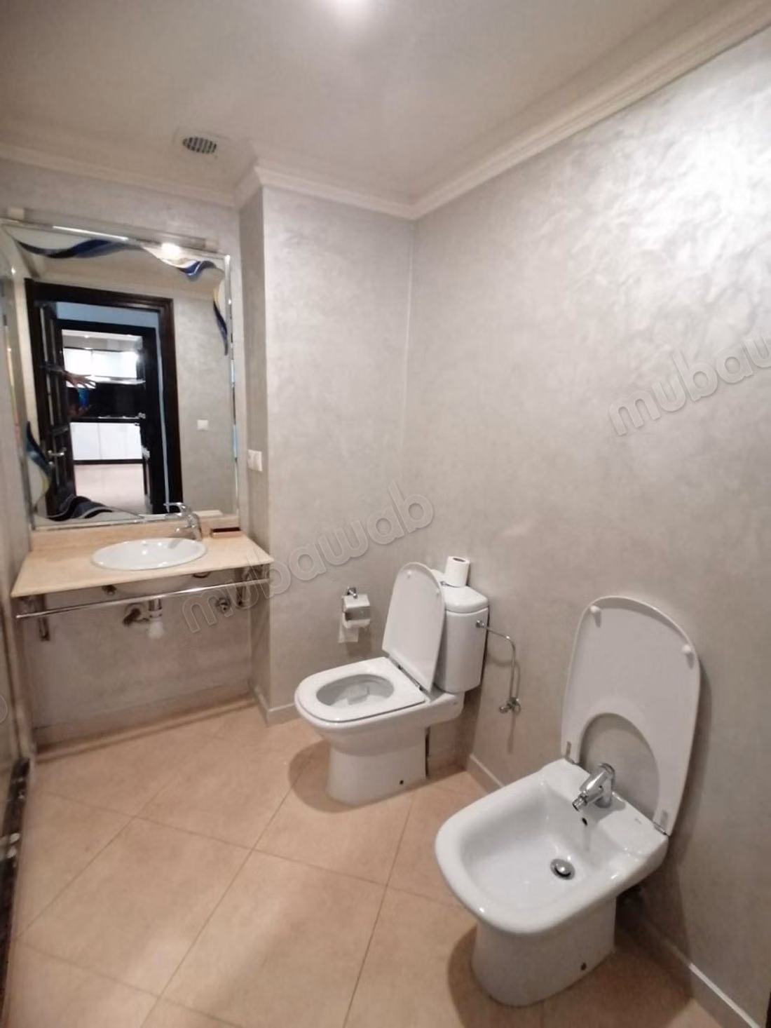 Louez cet appartement résidence les champs danfa à Anfa Supérieur. Surface totale 280 m². Bien meublé