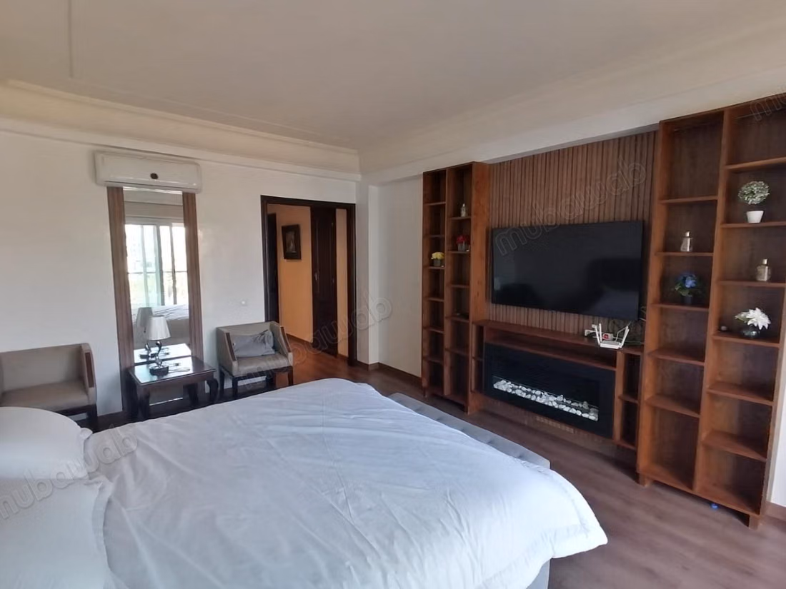 Louez cet appartement résidence les champs danfa à Anfa Supérieur. Surface totale 280 m². Bien meublé