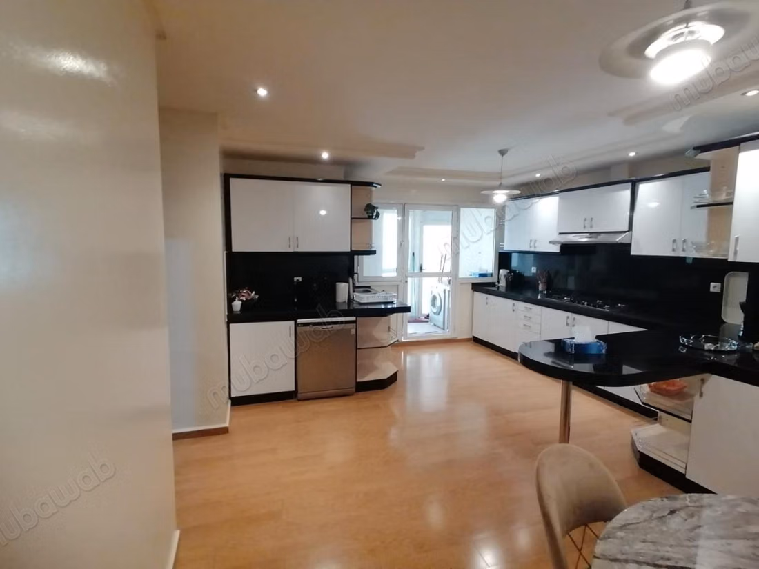 Louez cet appartement résidence les champs danfa à Anfa Supérieur. Surface totale 280 m². Bien meublé