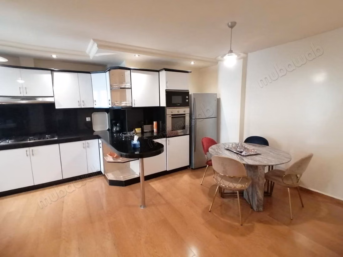 Louez cet appartement résidence les champs danfa à Anfa Supérieur. Surface totale 280 m². Bien meublé