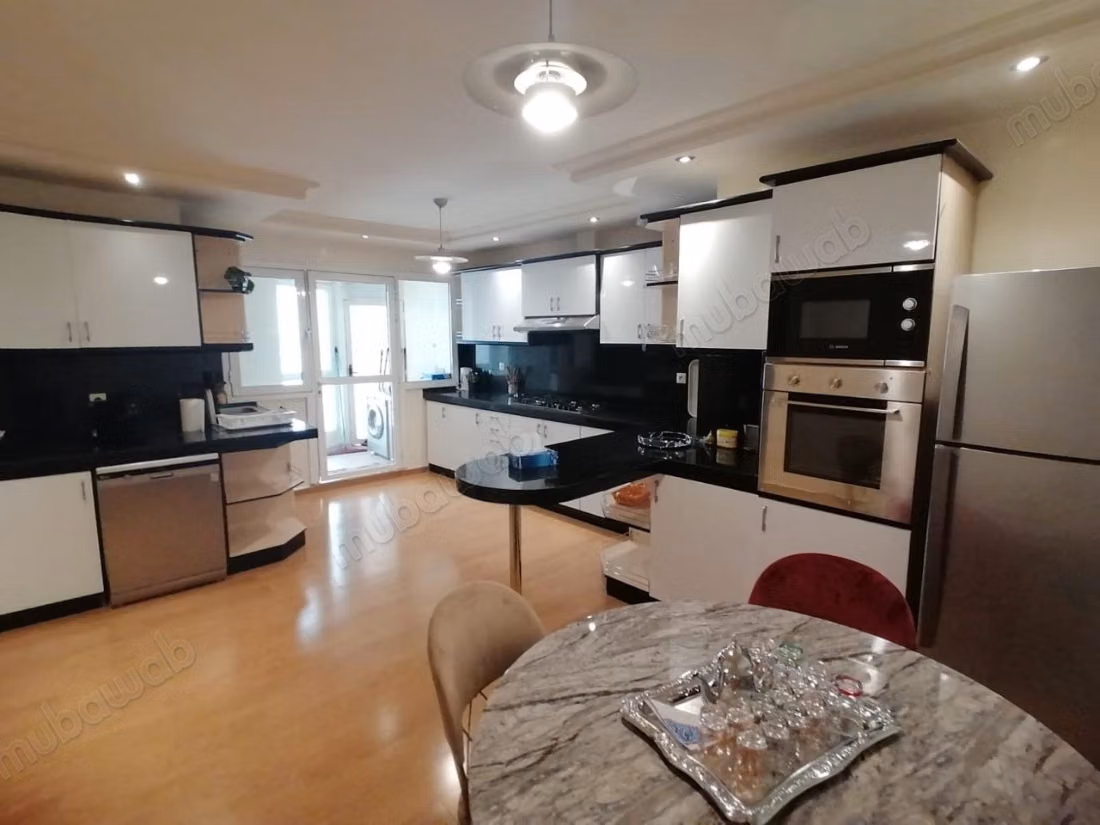 Louez cet appartement résidence les champs danfa à Anfa Supérieur. Surface totale 280 m². Bien meublé