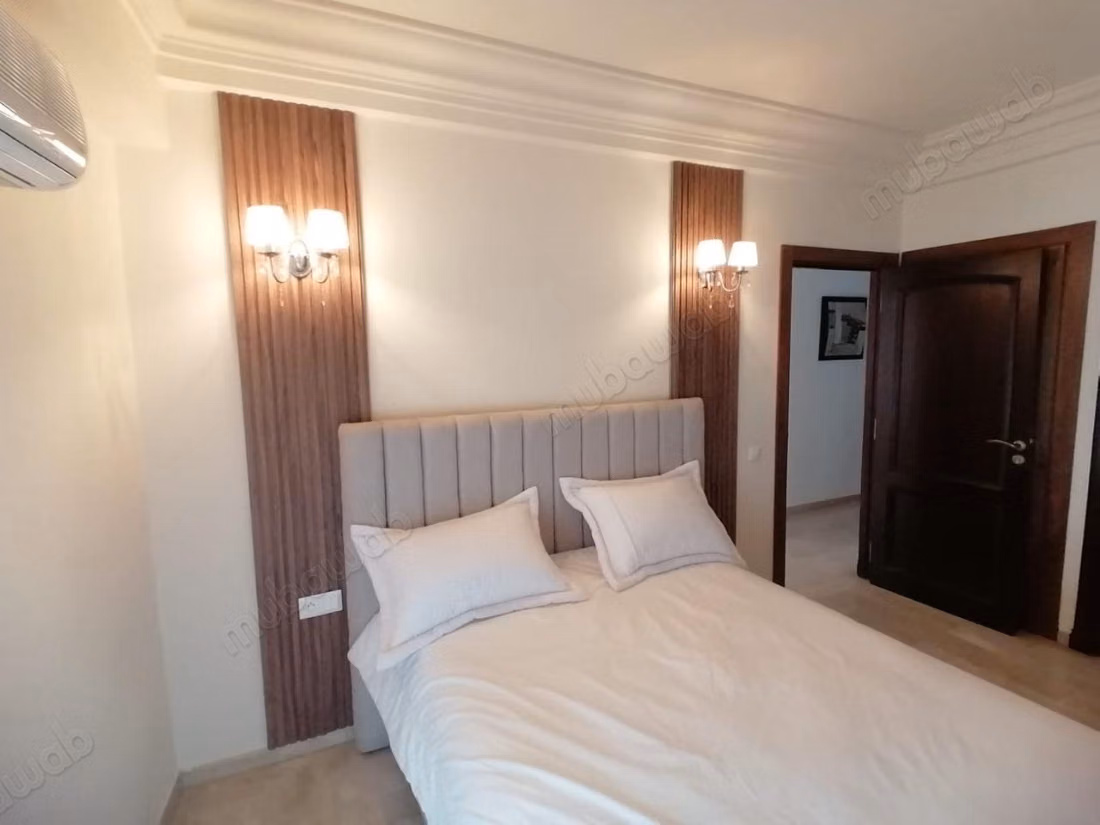 Louez cet appartement résidence les champs danfa à Anfa Supérieur. Surface totale 280 m². Bien meublé
