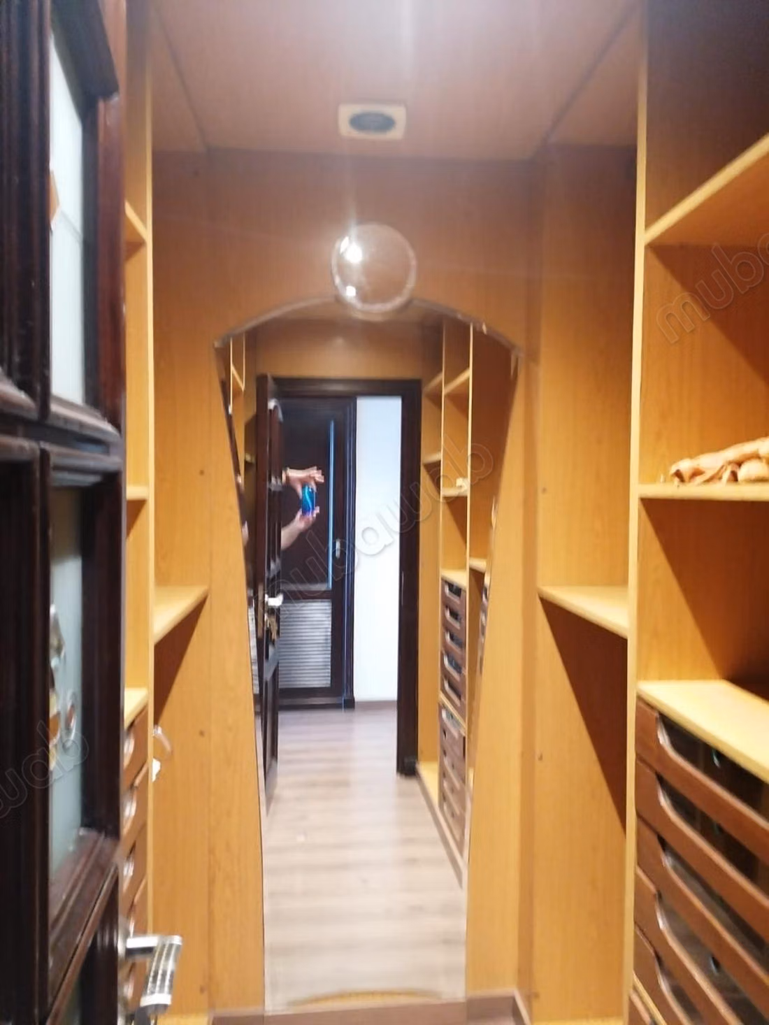 Louez cet appartement résidence les champs danfa à Anfa Supérieur. Surface totale 280 m². Bien meublé