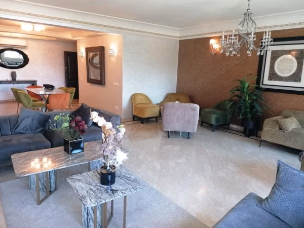 Louez cet appartement résidence les champs danfa à Anfa Supérieur. Surface totale 280 m². Bien meublé