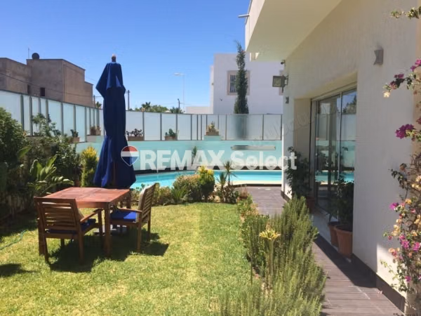 Villa Haut Standing avec Piscine – La Marsa