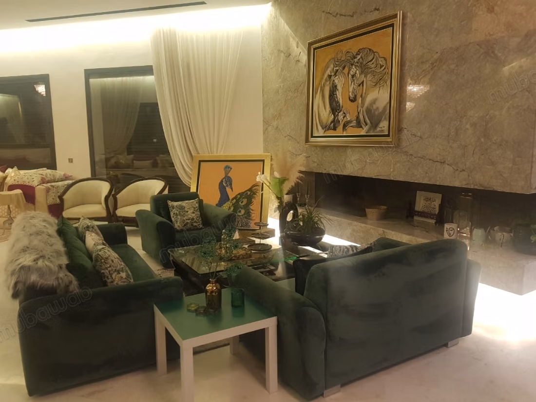 Casa di alto livello in vendita a El Menzeh. 4 camere confortevoli. Servizio di portineria, bella piscina