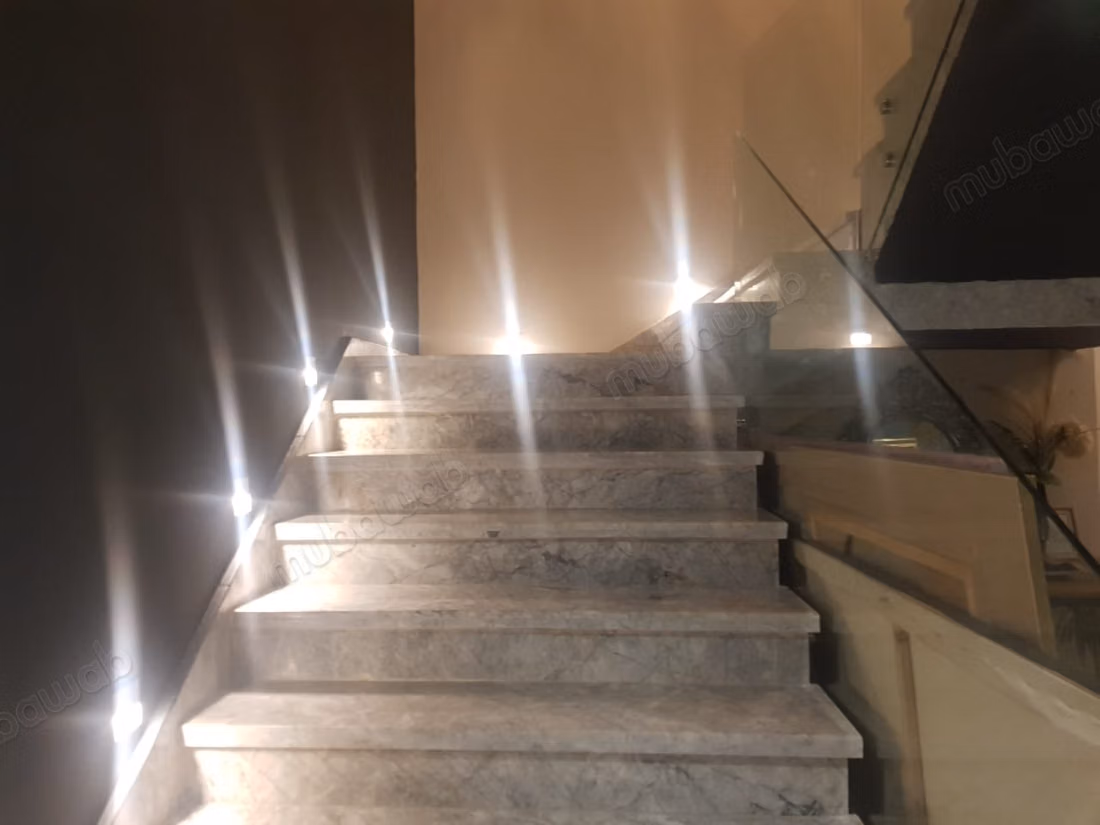 Casa di alto livello in vendita a El Menzeh. 4 camere confortevoli. Servizio di portineria, bella piscina