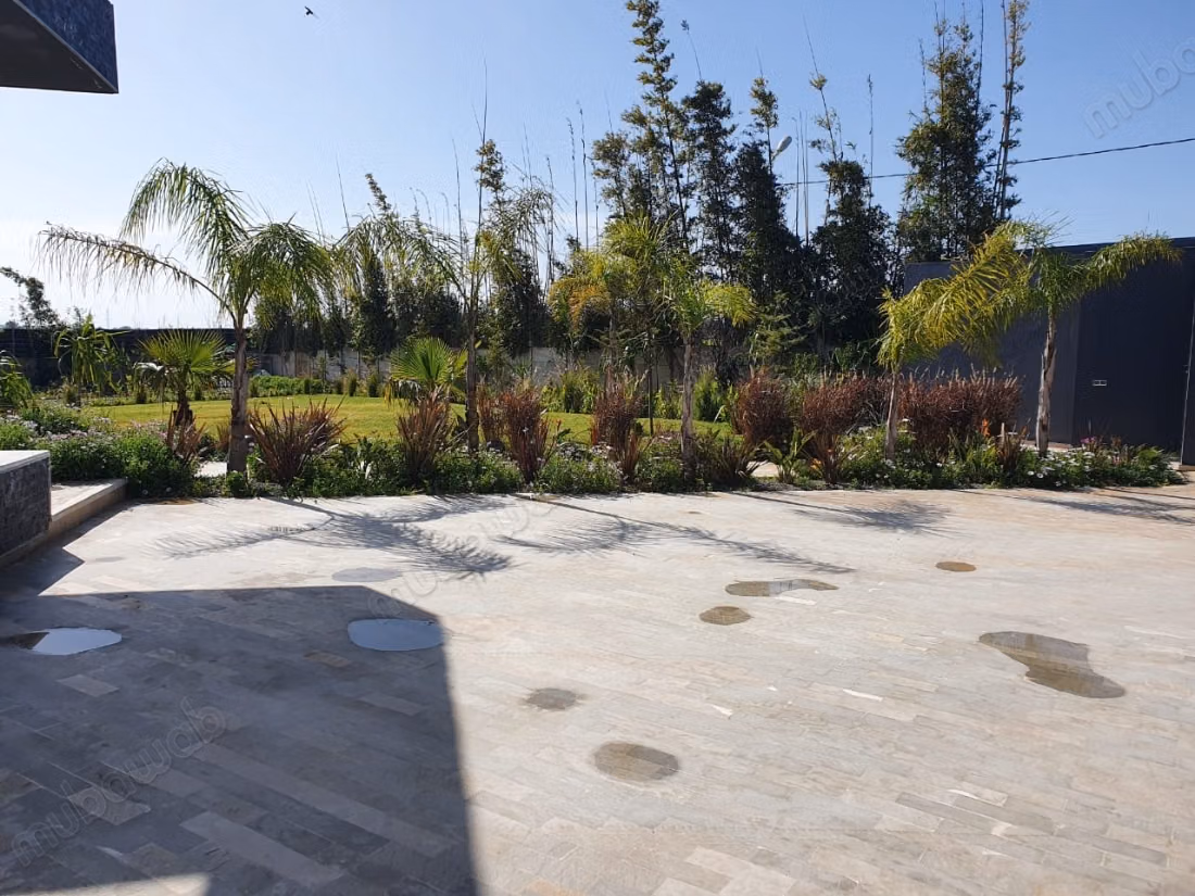 Casa di alto livello in vendita a El Menzeh. 4 camere confortevoli. Servizio di portineria, bella piscina