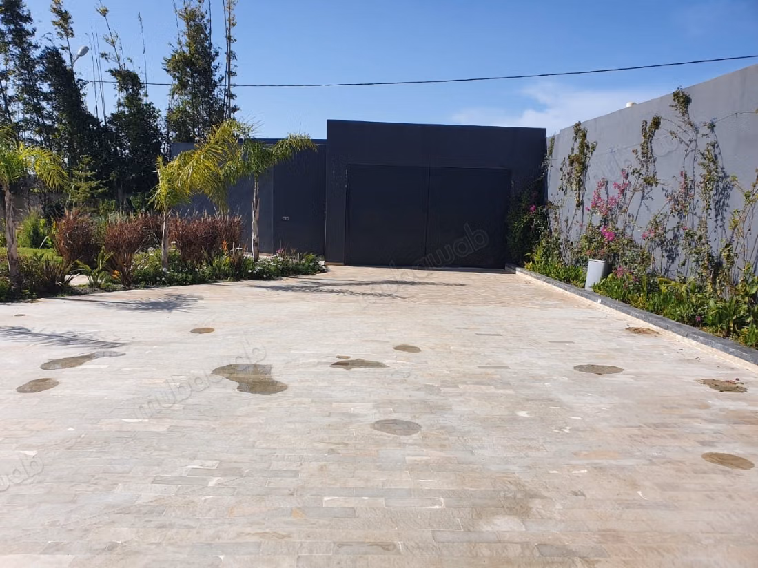 Casa di alto livello in vendita a El Menzeh. 4 camere confortevoli. Servizio di portineria, bella piscina