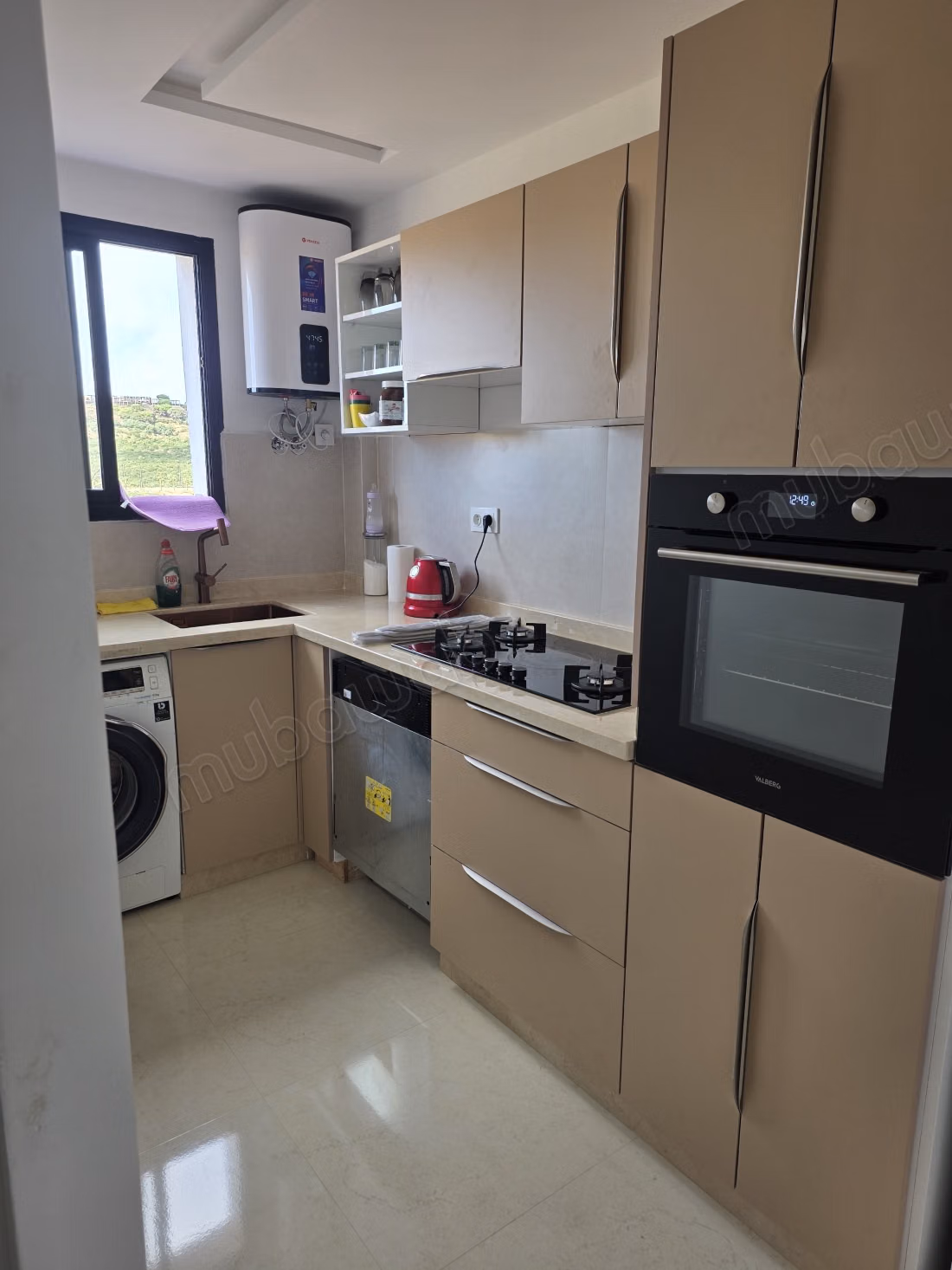 Superbe appartement à vendre à Boukhalef. 
2 grandes pièces. 
Service de concierge et climatisation