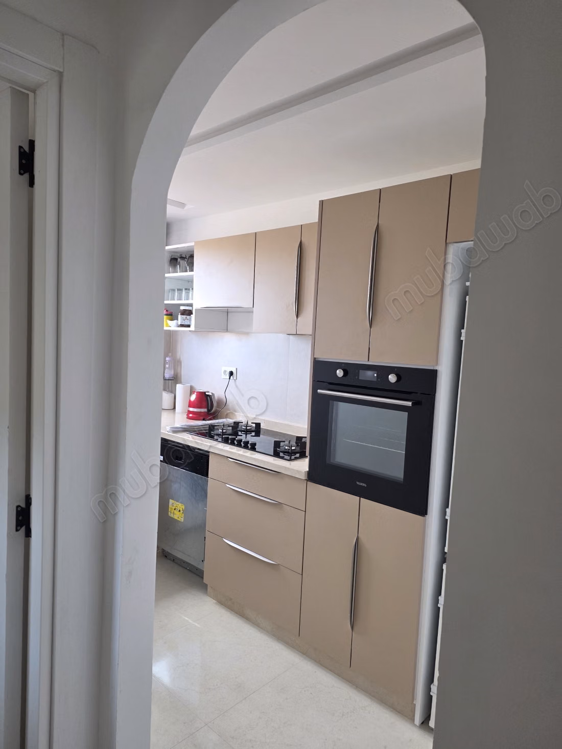 Superbe appartement à vendre à Boukhalef. 
2 grandes pièces. 
Service de concierge et climatisation — 2