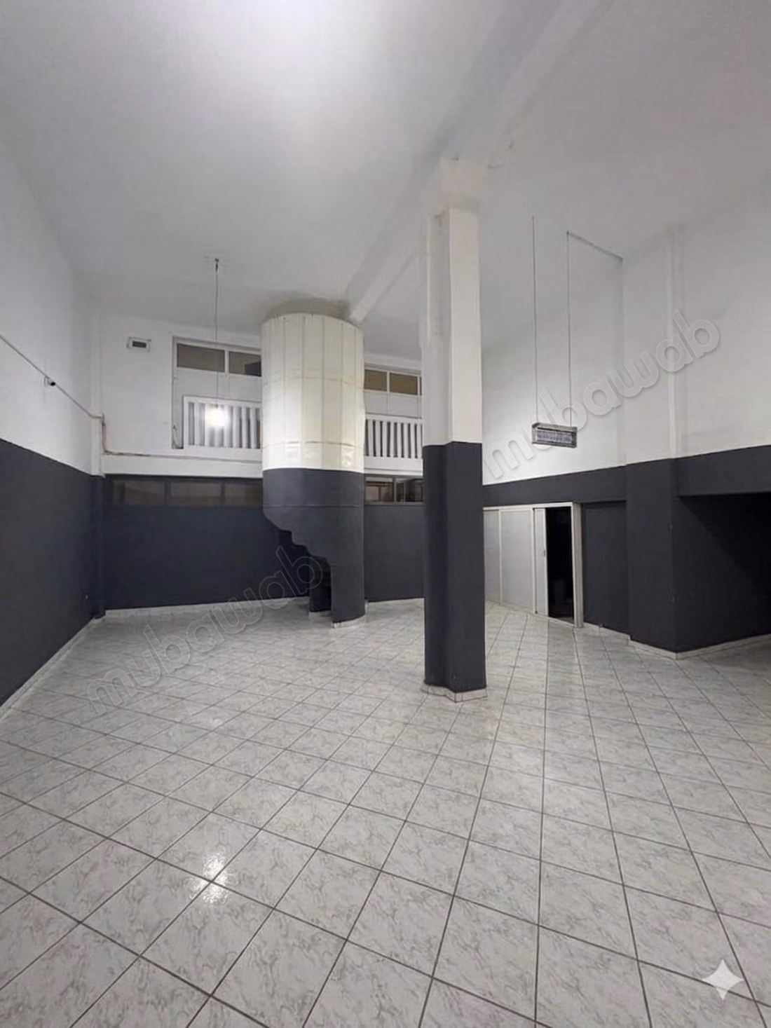 Beau local commercial en location à Les princesses.
Surface totale 205 m²