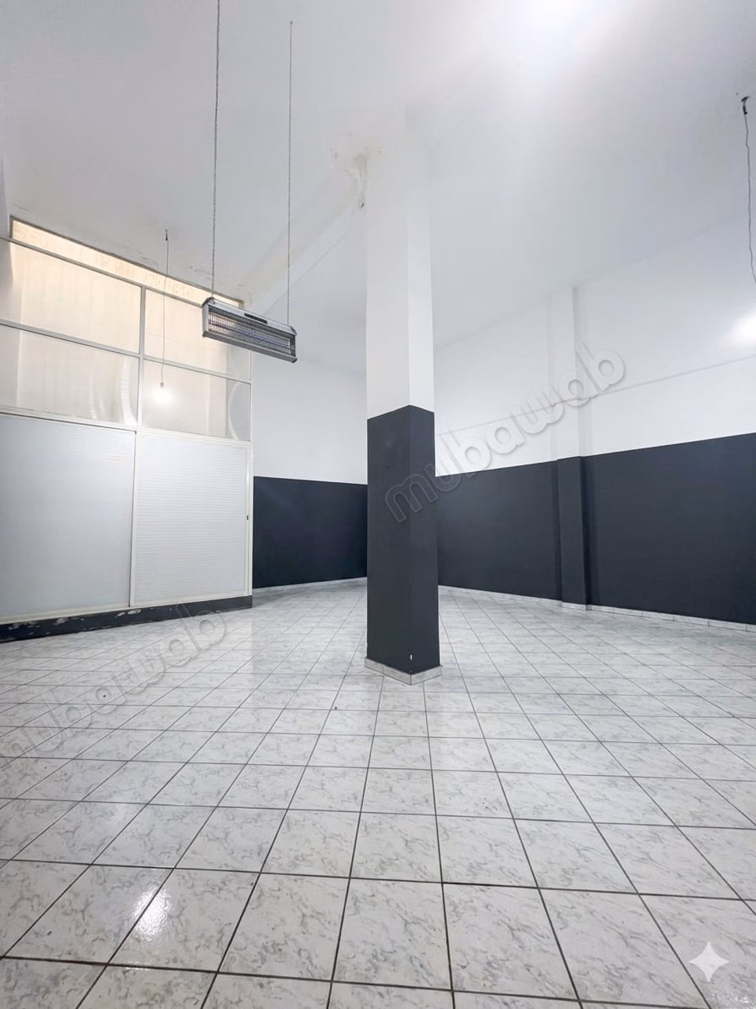 Beau local commercial en location à Les princesses.
Surface totale 205 m²