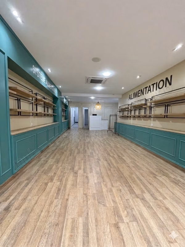 Beau local commercial en location à Les princesses.
Surface totale 205 m²