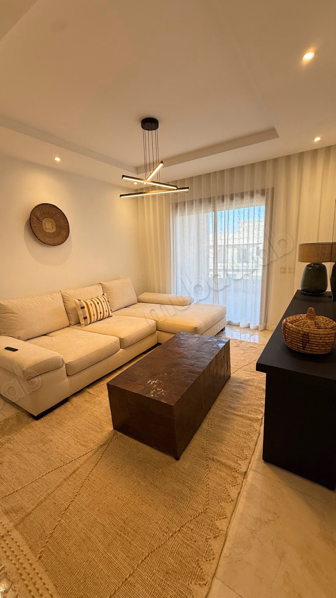 Superbe appartement à louer à Route de l'Ourika.
Surface totale 100 m².
Meublé