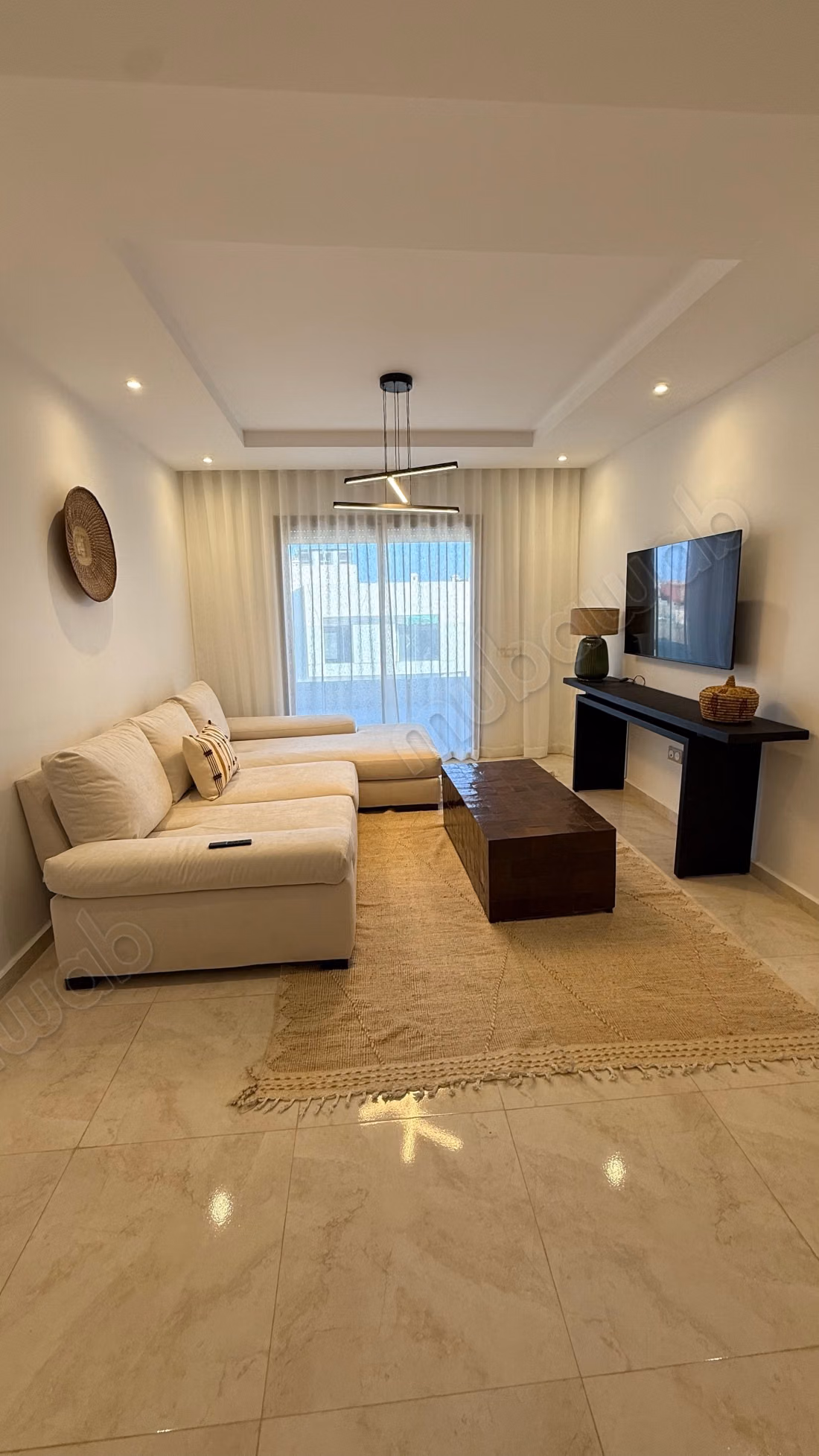 Superbe appartement à louer à Route de l'Ourika.
Surface totale 100 m².
Meublé