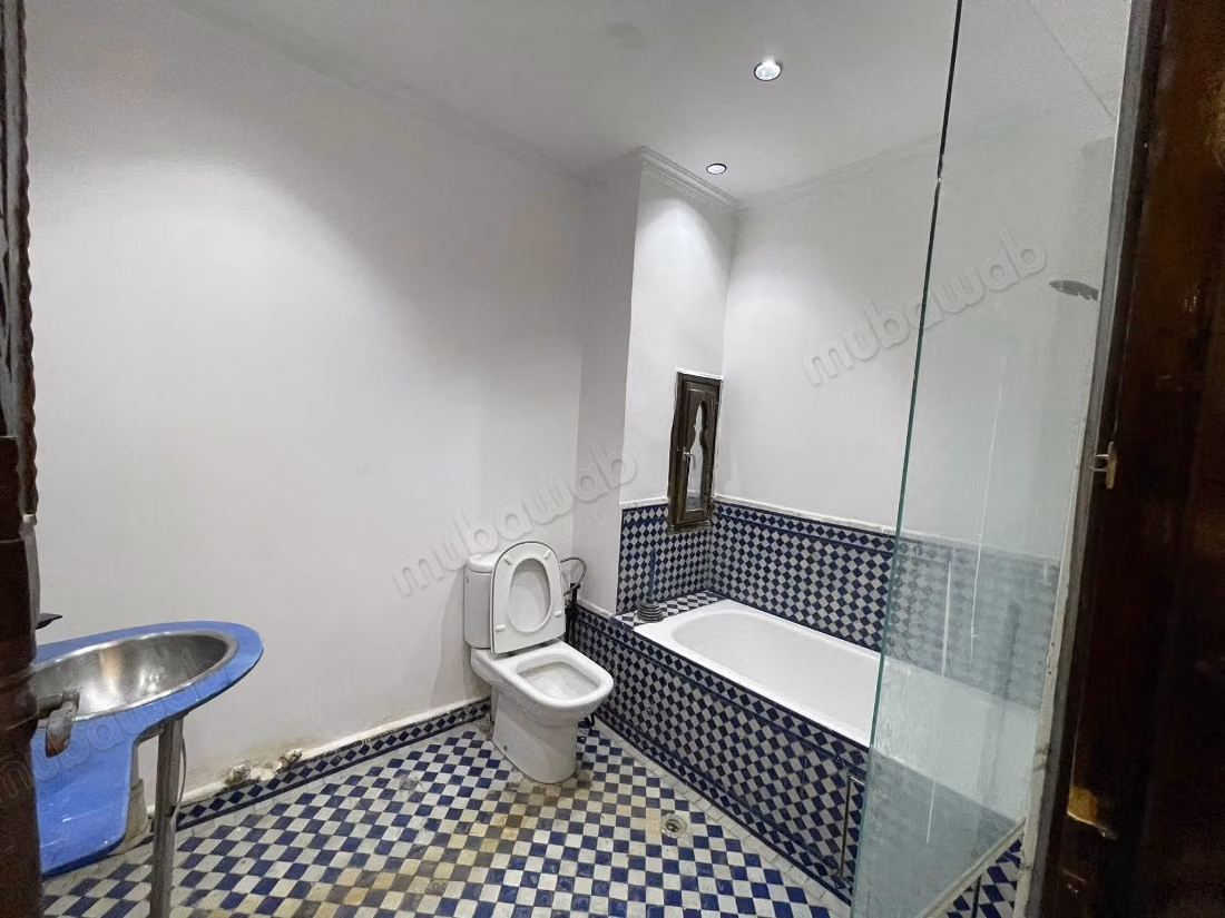 Empty apartment with 2 bedrooms next to Raouidate