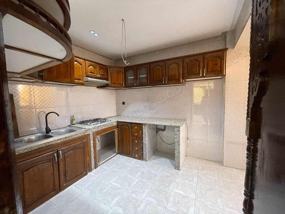 Empty apartment with 2 bedrooms next to Raouidate