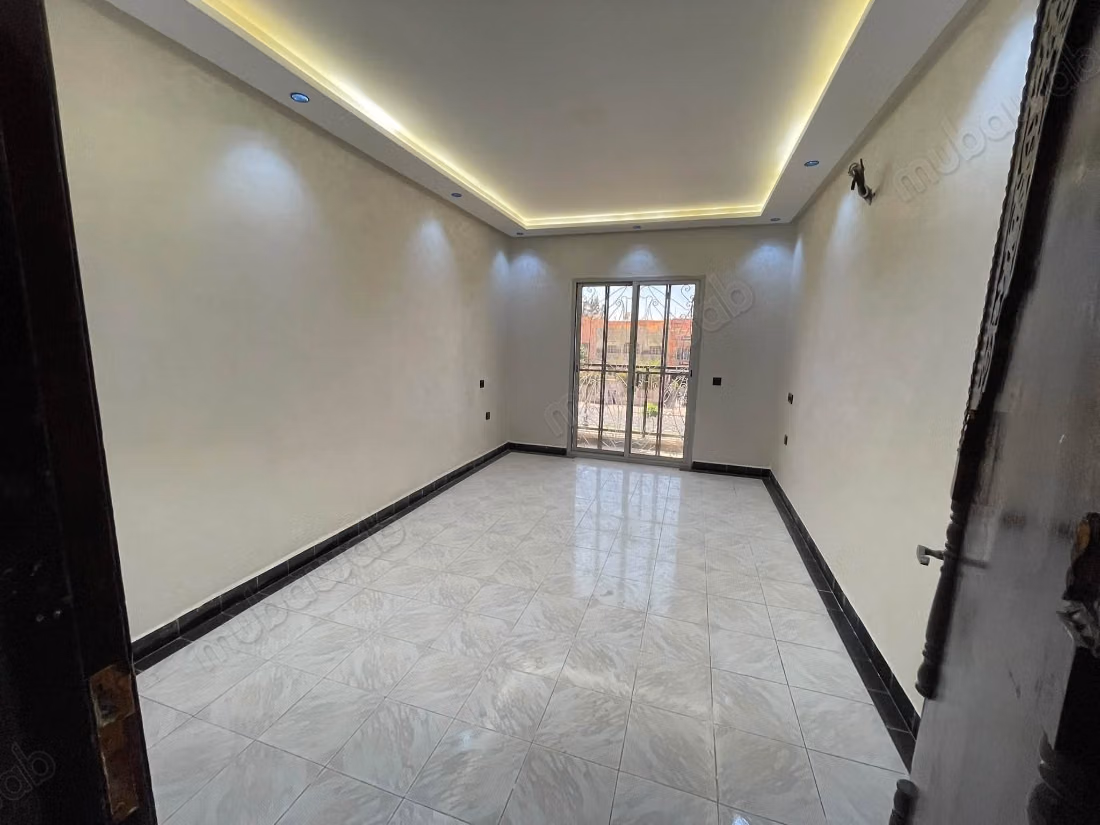 Empty apartment with 2 bedrooms next to Raouidate