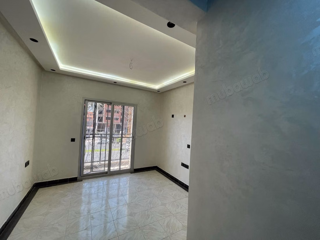 Empty apartment with 2 bedrooms next to Raouidate
