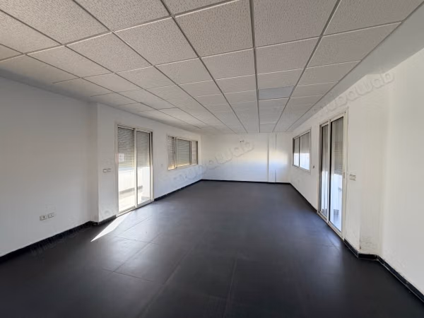Bellissimi uffici in affitto a Beauséjour. Superficie di 85 m²