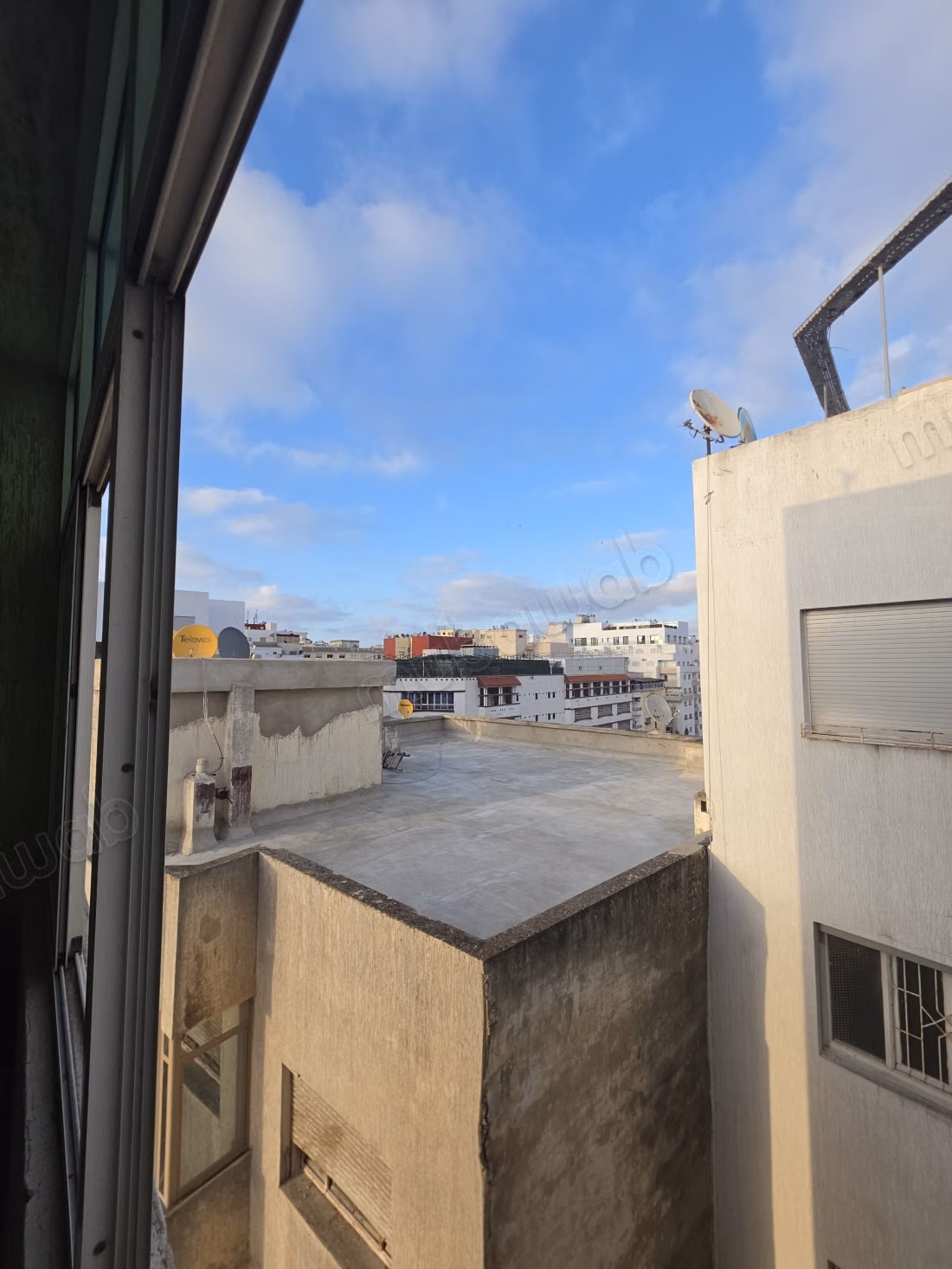 Très bel appartement en location à Mozart. 
4 grandes pièces. 
Meublé