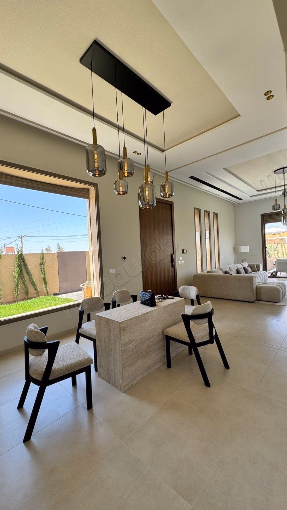 Single-storey villa with 3 suites and a pool on 1,100 m2