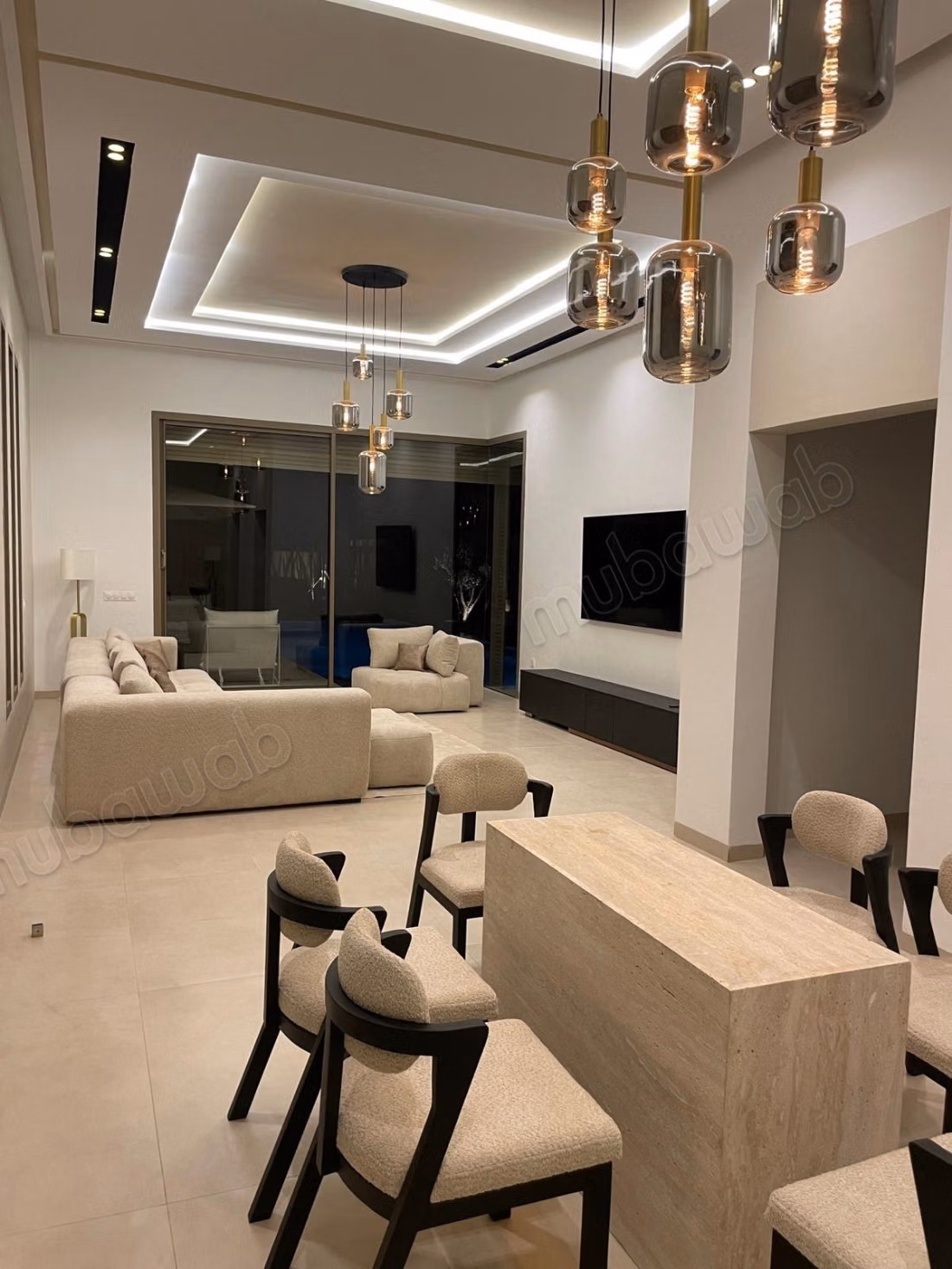 Single-storey villa with 3 suites and a pool on 1,100 m2