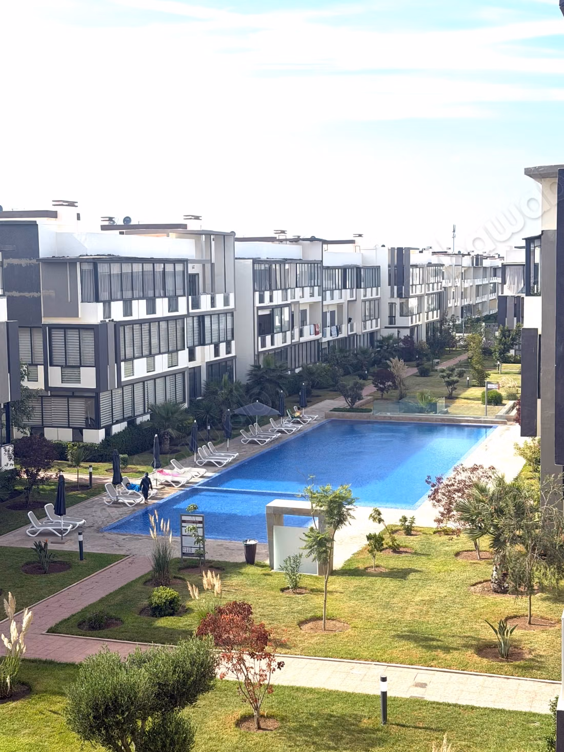 Très joli appartement vue piscine meublé
