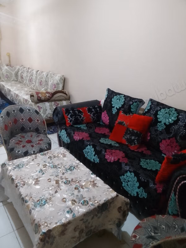 Alquiler de un apartamento en el barrio de Oued Fès. 2 habitaciones. Puerta blindada, salón marroquí