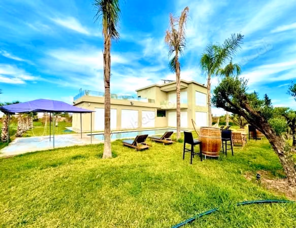 En Location Meublé: Magnifique Villa Moderne avec Piscine, Écurie, Élevage De moutons …. Sur la route de Fez à Marrakech
