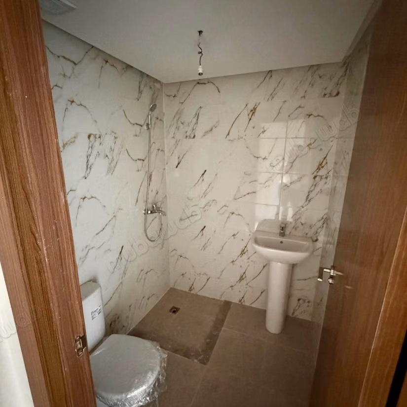 Appartement à vendre à Aharrarine. 
Surface de 80 m². 
Porte blindée, sécurité — 3