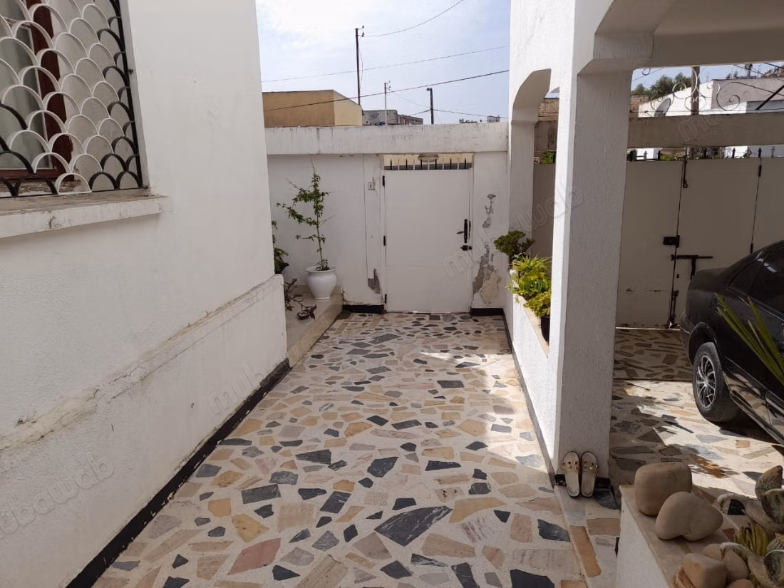 Magnifique villa à vendre à Ain Borja. Surface de 301 m². Meublé