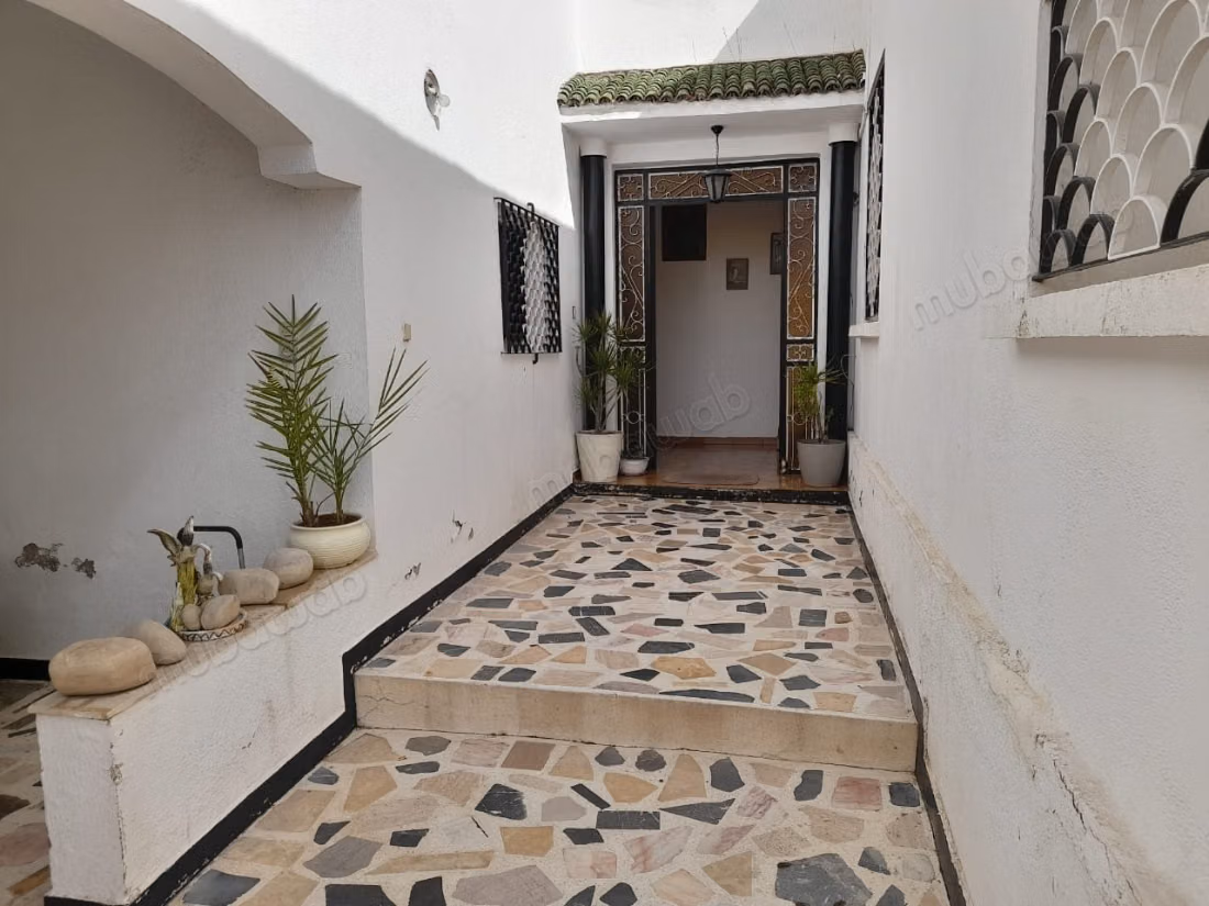 Magnifique villa à vendre à Ain Borja. Surface de 301 m². Meublé