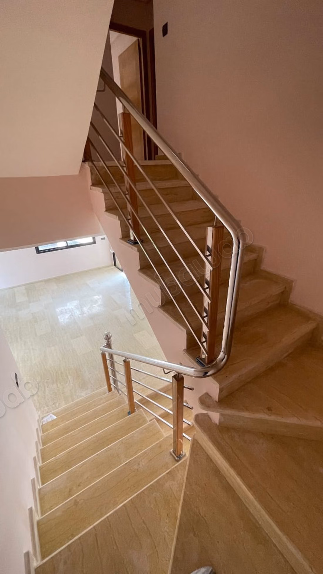 Luxe villa te huur in Harhoura. Oppervlakte 300 m². Typische Marokkaanse lounge, beveiligd verblijf