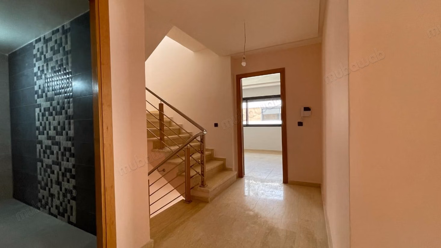 Luxe villa te huur in Harhoura. Oppervlakte 300 m². Typische Marokkaanse lounge, beveiligd verblijf