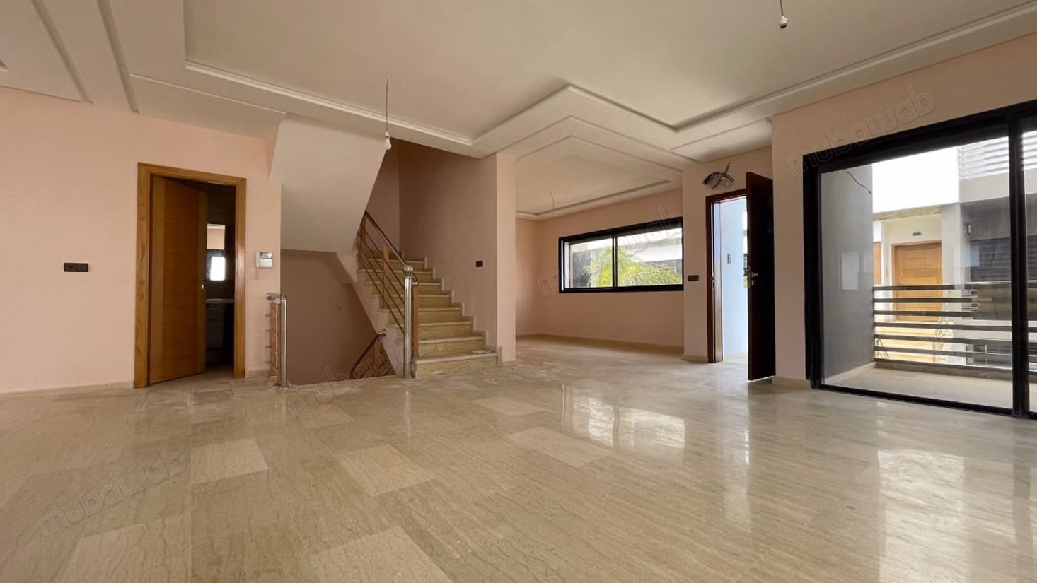 Luxe villa te huur in Harhoura. Oppervlakte 300 m². Typische Marokkaanse lounge, beveiligd verblijf