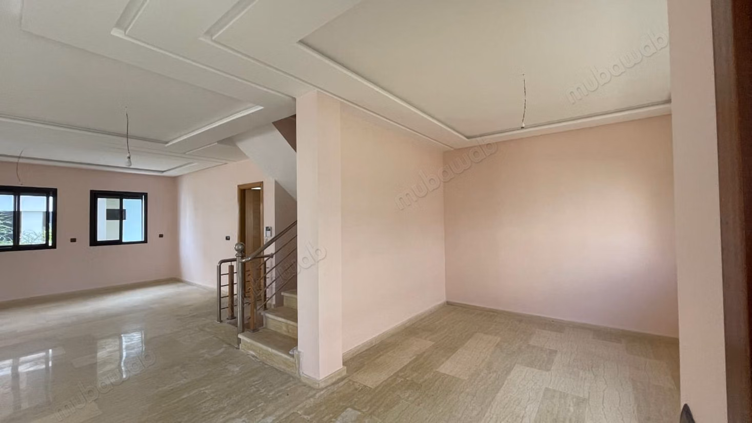 Luxe villa te huur in Harhoura. Oppervlakte 300 m². Typische Marokkaanse lounge, beveiligd verblijf